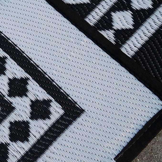 RURALITY Outdoor Rugs 5x8 Waterproof for Patios Clearance,Plastic Straw Mats for Backyard,Porch,Deck,Balcony,Black and White