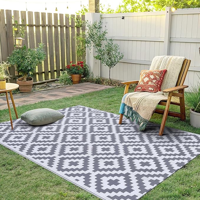 Smiry Waterproof Outdoor Rug 4x6 ft, Reversible Plastic Straw Patio Camping Rugs, Outdoor Indoor RV Mat Carpet for Patio, Outside Entry, Backyard, Deck, Bench, Picnic, Camper, White & Grey